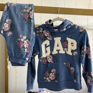 Girl’s GAP set: hoodie and sweatpants.